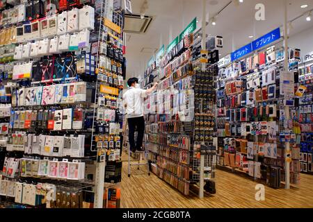 Tokyo, Japon. 08 septembre 2020. Le personnel qui a placé des accessoires mobiles sur une étagère porte un masque facial comme mesure préventive contre Covid-19.Tokyo a signalé 170 nouveaux cas de coronavirus mardi, un jour après que la capitale ait confirmé le plus faible nombre depuis juillet 8. Crédit : SOPA Images Limited/Alamy Live News Banque D'Images