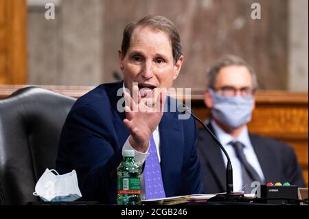 Washington, États-Unis. 09e septembre 2020. Le sénateur américain Ron Wyden (D-OR) prend la parole lors d'une audience du Comité du renseignement du Sénat. Crédit : SOPA Images Limited/Alamy Live News Banque D'Images