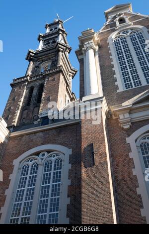 Façade de la célèbre église Westerkerk sur le Prinsengracht dans le Pays-Bas avec ciel bleu Banque D'Images