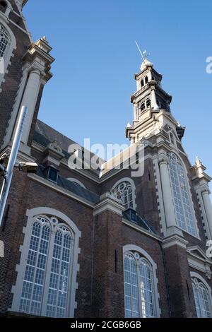 Façade de la célèbre église Westerkerk sur le Prinsengracht dans le Pays-Bas avec ciel bleu Banque D'Images