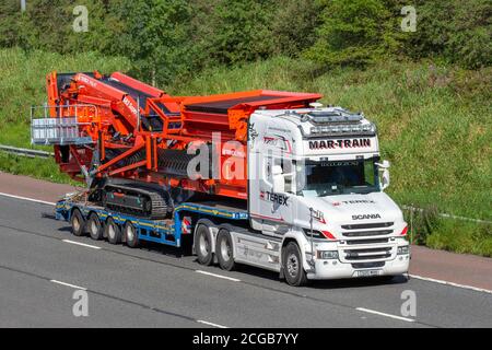 MAR-TRAIN transport livraison de camions carring Terex Finlay 683 portable screening usine, camion, transport, camion de construction à chenilles, transporteur de fret, Scania véhicule, industrie européenne de transport commercial HGV, M6 à Manchester, Royaume-Uni Banque D'Images