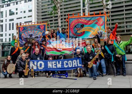 Sauver les militants Drurdige en solidarité avec défendre Dewley Hill et protéger la vallée de Pont à l'extérieur du Département d'État pour le logement et les communautés pour faire campagne contre l'extraction du charbon dans le nord-est du Royaume-Uni en juin 2019. Le 8 septembre 2020 le secrétaire d'État, Robert Jenwrick, a refusé l'établissement d'un nouveau site d'extraction de l'opencast à Northumberland et a informé le groupe de campagne et le requérant, le groupe Banks du comté de Durham, de sa décision. Londres, Angleterre. Banque D'Images