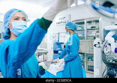 Équipe chirurgicale dans le bloc opératoire Banque D'Images