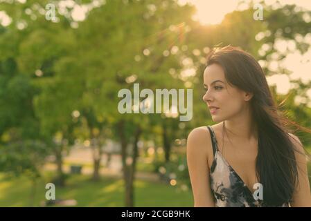 Young beautiful Hispanic woman relaxing in the park Banque D'Images