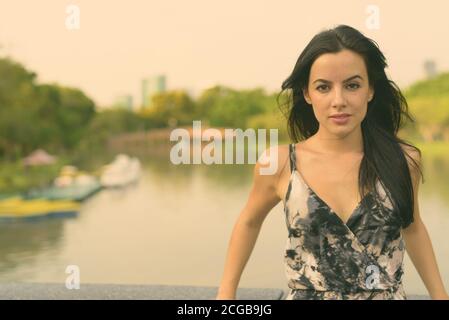 Young beautiful Hispanic woman relaxing in the park Banque D'Images