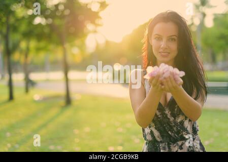 Young beautiful Hispanic woman relaxing in the park Banque D'Images