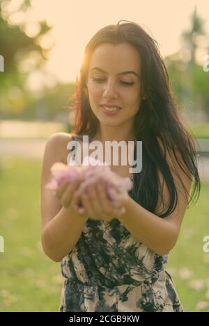 Young beautiful Hispanic woman relaxing in the park Banque D'Images