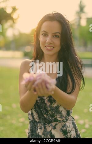 Young beautiful Hispanic woman relaxing in the park Banque D'Images