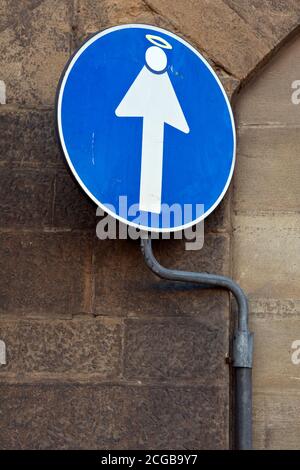 FLORENCE - autocollants sur les panneaux de signalisation par un artiste français de la rue Clet Abrahams Banque D'Images