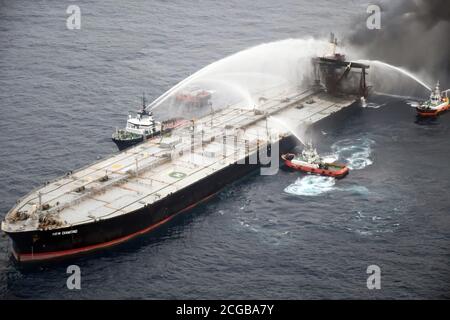 (200910) -- BEIJING, le 10 septembre 2020 (Xinhua) -- des bateaux-pompiers éteignent le feu du pétrolier MT New Diamond dans les mers au large de la côte est du Sri Lanka, le 8 septembre 2020. La marine sri lankaise a déclaré mercredi qu'un incendie qui s'était rallumé lundi à bord du pétrolier MT New Diamond a été maîtriné et que le navire en détresse a été remorqué plus loin vers des eaux sûres par un remorqueur. (Médias de la Force aérienne du Sri Lanka/document via Xinhua) Banque D'Images