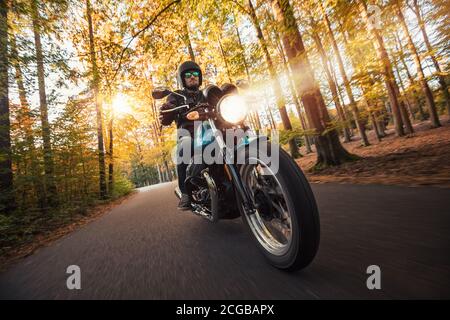 Conducteur de moto dans le paysage de Foreste. Photo de style de vie au coucher du soleil. Banque D'Images