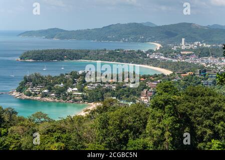 Phuket, Thaïlande - 29 novembre 2019: Paysage de Phuket View Karon Beach, Kata Beach et Kata Noi Beach, pris de Karon View point à Phuket Provid Banque D'Images