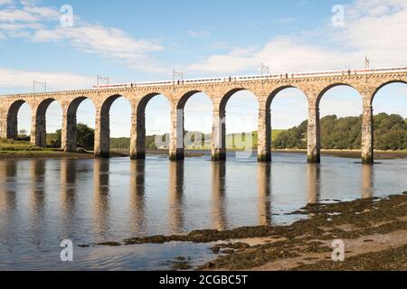 LNER Azuma train traversant le pont de la frontière royale au-dessus de la rivière Tweed, Berwick upon Tweed, Northumberland, Angleterre, Royaume-Uni Banque D'Images