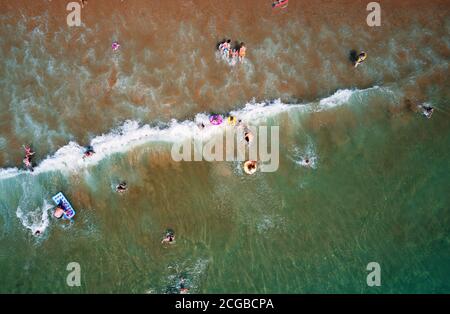 Vue aérienne de la plage de sable fin avec piscine dans de beaux touristes l'eau de mer claire Banque D'Images