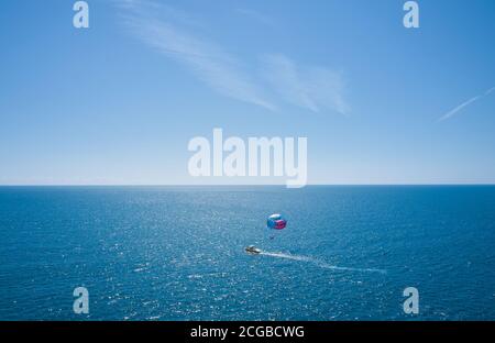 Aile colorée en parachute ascensionnel tirée par un bateau dans l'eau de mer - Alanya, Turquie Banque D'Images