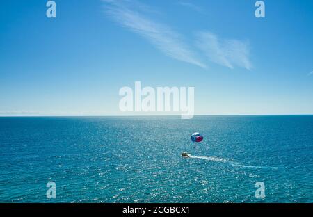 Aile colorée en parachute ascensionnel tirée par un bateau dans l'eau de mer - Alanya, Turquie Banque D'Images