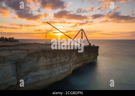 Portland Bill, Dorset, Royaume-Uni. 10 septembre 2020. Météo Royaume-Uni. Le ciel brille d'orange au lever du soleil derrière une grue sur la côte rocheuse de Portland Bill à Dorset. Crédit photo : Graham Hunt/Alamy Live News Banque D'Images