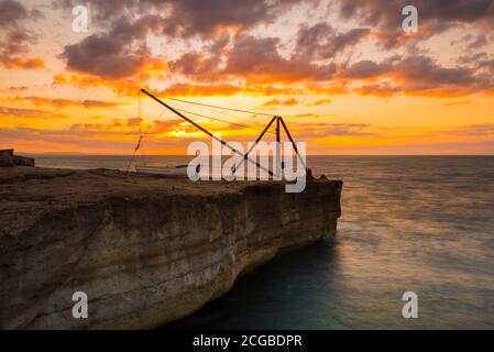 Portland Bill, Dorset, Royaume-Uni. 10 septembre 2020. Météo Royaume-Uni. Le ciel brille d'orange au lever du soleil derrière une grue sur la côte rocheuse de Portland Bill à Dorset. Crédit photo : Graham Hunt/Alamy Live News Banque D'Images