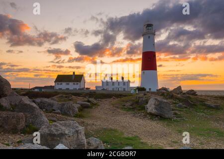 Portland Bill, Dorset, Royaume-Uni. 10 septembre 2020. Météo Royaume-Uni. Les nuages commencent à briller orange au lever du soleil au-dessus du phare de Portland Bill à Dorset. Crédit photo : Graham Hunt/Alamy Live News Banque D'Images