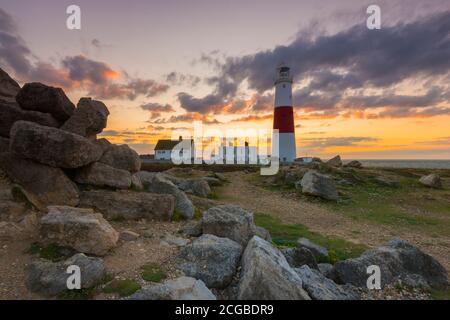 Portland Bill, Dorset, Royaume-Uni. 10 septembre 2020. Météo Royaume-Uni. Les nuages commencent à briller orange au lever du soleil au-dessus du phare de Portland Bill à Dorset. Crédit photo : Graham Hunt/Alamy Live News Banque D'Images