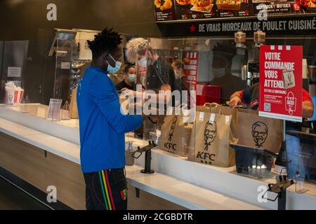 Angers, France - septembre 09 2020: Personnes portant un masque de protection dans un fast-food café en France pour prévenir le coronavirus, le concept de port de masques est obligatoire, nouvelle réalité Banque D'Images