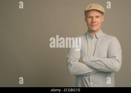 Man wearing hat finlandais contre l'arrière-plan gris Banque D'Images