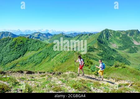 Couple en randonnée dans la région alpine Banque D'Images