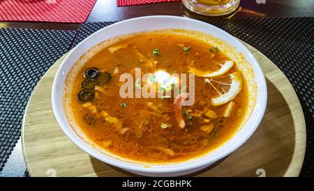 Le Solyanka est un plat traditionnel de la cuisine de l'URSS. Soupe. Il est fait à partir de saucisses, saucisses et viande avec l'addition de citron et d'olives. Banque D'Images