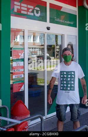 homme âgé masqué debout à l'extérieur du supermarché portant une chemise de mouton en protestation passive contre le port forcé du masque lenti zala comté hongrie Banque D'Images