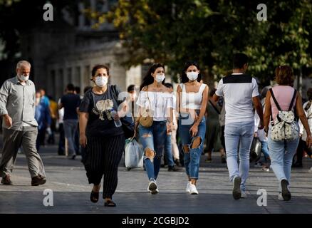 Istanbul, Turquie. 9 septembre 2020. Les personnes portant des masques marchent dans la rue à Istanbul, Turquie, 9 septembre 2020. La plus grande ville de Turquie, Istanbul, a adopté mercredi une série de nouvelles restrictions dans le cadre des efforts du gouvernement pour endiguer la hausse du nombre quotidien de cas COVID-19. Le bureau du gouverneur d'Istanbul a déclaré par écrit que les citoyens, sans exception, devraient porter leur masque dans les lieux publics, les rues, les avenues, les parcs, les jardins, les aires de pique-nique, les plages, les transports publics, les lieux de travail et les usines en permanence. Credit: Huseyin/Xinhua/Alay Live News Banque D'Images