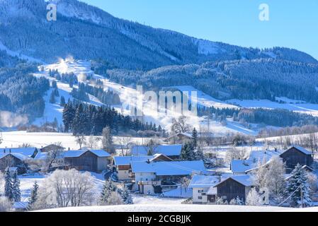 Production de neige artificielle dans la station de ski d'Alpspitze Près de Nesselwang dans allgäu bavarois Banque D'Images