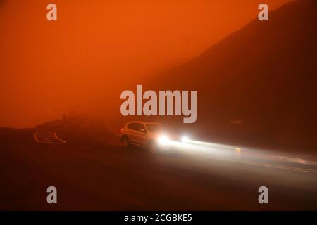 San Francisco, États-Unis. 9 septembre 2020. Une voiture circule sur la route près du Golden Gate Park à midi à San Francisco, aux États-Unis, le 9 septembre 2020. San Francisco était encore aussi sombre que la nuit à midi mercredi à cause du feu de forêt. Le feu de forêt du nord de la Californie brûle depuis plus de trois semaines, obligeant des milliers de personnes à quitter leur foyer et menaçant d'autres structures. Crédit : Wu Xiaoling/Xinhua/Alay Live News Banque D'Images