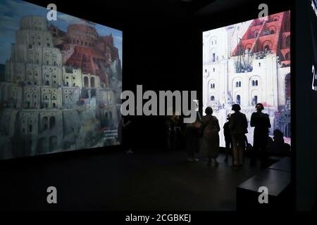 Bruxelles, Belgique. 9 septembre 2020. Les visiteurs peuvent voir l'exposition immersive « Meet the Masters » à Bruxelles, Belgique, le 9 septembre 2020. Utilisant des techniques de cartographie vidéo et des projections 360ã, l'exposition offre au public une expérience immersive pour apprécier les œuvres de trois peintres flamands: Jan Van Eyck, Pieter Bruegel l'ancien et Pieter Paul Rubens. L'exposition a débuté le 27 août, exigeant des visiteurs qu'ils portent des masques faciaux. Credit: Zhang Cheng/Xinhua/Alay Live News Banque D'Images