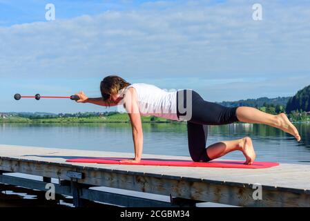Pilates exercices sur une étape d'atterrissage en été Banque D'Images