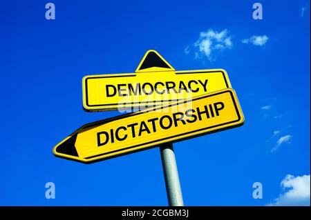 Démocratie contre dictature - signalisation routière avec deux options - élection démocratique ou dictature d'un dirigeant autoritaire et puissant et la domination Banque D'Images