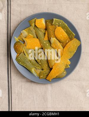 fond de courgettes pelées ou de citrouille dans une assiette sur la table Banque D'Images