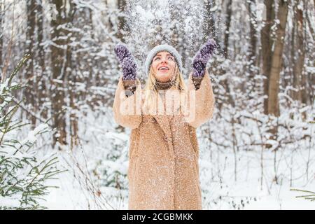 Femme lance un concept neige, amusant et hiver. Banque D'Images