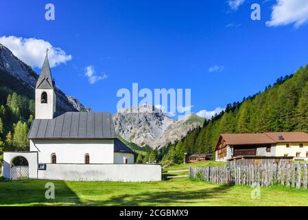 Village alpin idyllique appelé s'charl dans le parc national suisse Banque D'Images