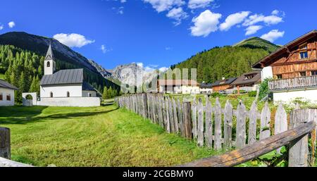 Village alpin idyllique appelé s'charl dans le parc national suisse Banque D'Images