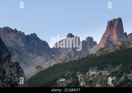 Naranjo de Bulnes, connu sous le nom de PICU Urriellu, du village de Camarmeña à l'aube dans le parc national de Picos de Europa, Asturies en Espagne Banque D'Images