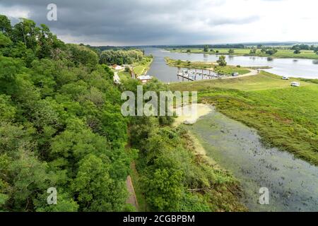 Blick vom Burgberg auf die Elbe, Arneburg, Landkreis Stendal, Sachsen-Anhalt, Deutschland | vue du château de montagne à l'elbe, Arneburg, S Banque D'Images