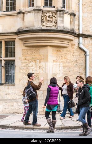 Gens touristes à l'angle de Catte Street dans Oxford Oxfordshire Banque D'Images