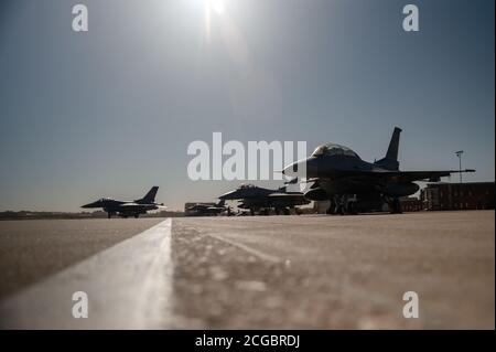 Un 114e Fighter Wing F-16 taxis avant le lancement pour une sortie d'entraînement. La Garde nationale aérienne du Dakota du Sud continue de s'en prendre à sa mission d'appuyer le Dakota du Sud et la nation. (É.-U. Photo de la Garde nationale aérienne par Tech. Sgt. Duane Duimstra) Banque D'Images