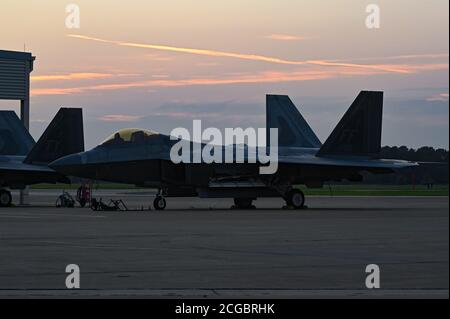 F-22 les rapaces affectés au 94e escadron de chasseurs du 1er Groupe des opérations de la Force aérienne des États-Unis, sont assis sur la ligne de vol de la base conjointe Langley-Eustis, en Virginie, le 3 septembre 2020. Le 94e est chargé de fournir la supériorité aérienne aux États-Unis et aux forces alliées en engageant et en détruisant les forces, l'équipement, les défenses ou les installations ennemis. (É.-U. Photo de la Force aérienne par le sergent d'état-major. Ericha Fitzgerald) Banque D'Images