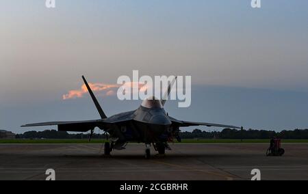 F-22 les rapaces affectés au 94e escadron de chasseurs du 1er Groupe des opérations de la Force aérienne des États-Unis, sont assis sur la ligne de vol de la base conjointe Langley-Eustis, en Virginie, le 3 septembre 2020. Le 94e est chargé de fournir la supériorité aérienne aux États-Unis et aux forces alliées en engageant et en détruisant les forces, l'équipement, les défenses ou les installations ennemis. (É.-U. Photo de la Force aérienne par le sergent d'état-major. Ericha Fitzgerald) Banque D'Images