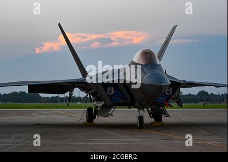 F-22 les rapaces affectés au 94e escadron de chasseurs du 1er Groupe des opérations de la Force aérienne des États-Unis, sont assis sur la ligne de vol de la base conjointe Langley-Eustis, en Virginie, le 3 septembre 2020. Le 94e est chargé de fournir la supériorité aérienne aux États-Unis et aux forces alliées en engageant et en détruisant les forces, l'équipement, les défenses ou les installations ennemis. (É.-U. Photo de la Force aérienne par le sergent d'état-major. Ericha Fitzgerald) Banque D'Images