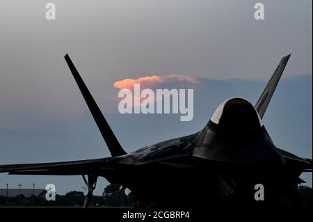 F-22 les rapaces affectés au 94e escadron de chasseurs du 1er Groupe des opérations de la Force aérienne des États-Unis, sont assis sur la ligne de vol de la base conjointe Langley-Eustis, en Virginie, le 3 septembre 2020. Le 94e est chargé de fournir la supériorité aérienne aux États-Unis et aux forces alliées en engageant et en détruisant les forces, l'équipement, les défenses ou les installations ennemis. (É.-U. Photo de la Force aérienne par le sergent d'état-major. Ericha Fitzgerald) Banque D'Images