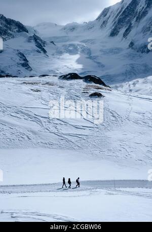 Zermatt, Suisse - février 18 2020 : personnes marchant dans les montagnes de la région du Cervin en hiver. Banque D'Images
