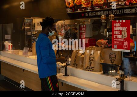 Angers, France - septembre 09 2020: Personnes portant un masque de protection dans un fast-food café en France pour prévenir le coronavirus, le concept de port de masques est obligatoire, nouvelle réalité Banque D'Images