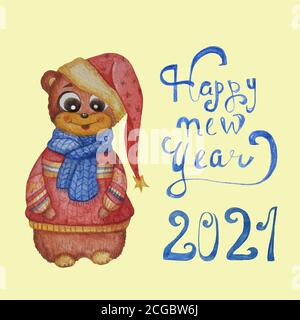Carte de vœux de bonne année. Félicitations pour l'année 2021. Lettering - lettres bleues décoratives et un adorable ours en peluche dans les vêtements de Noël d'hiver Banque D'Images